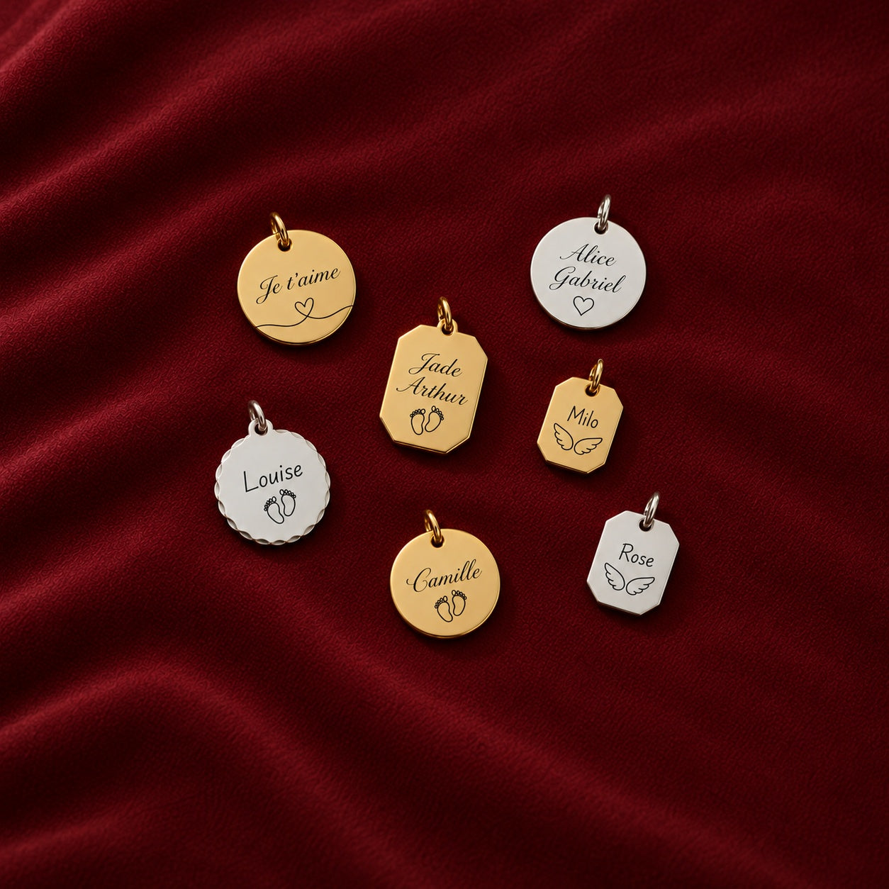 Pendentifs Azuria personnalisés sur tissu bordeaux