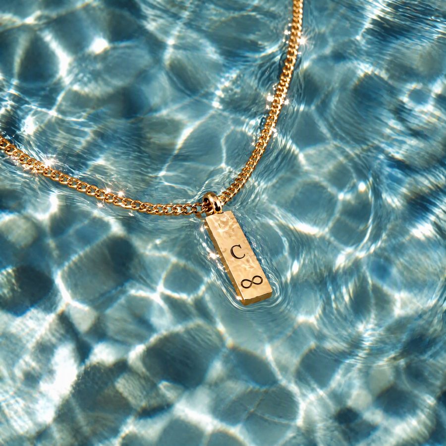 Collier Azuria doré dans l’eau