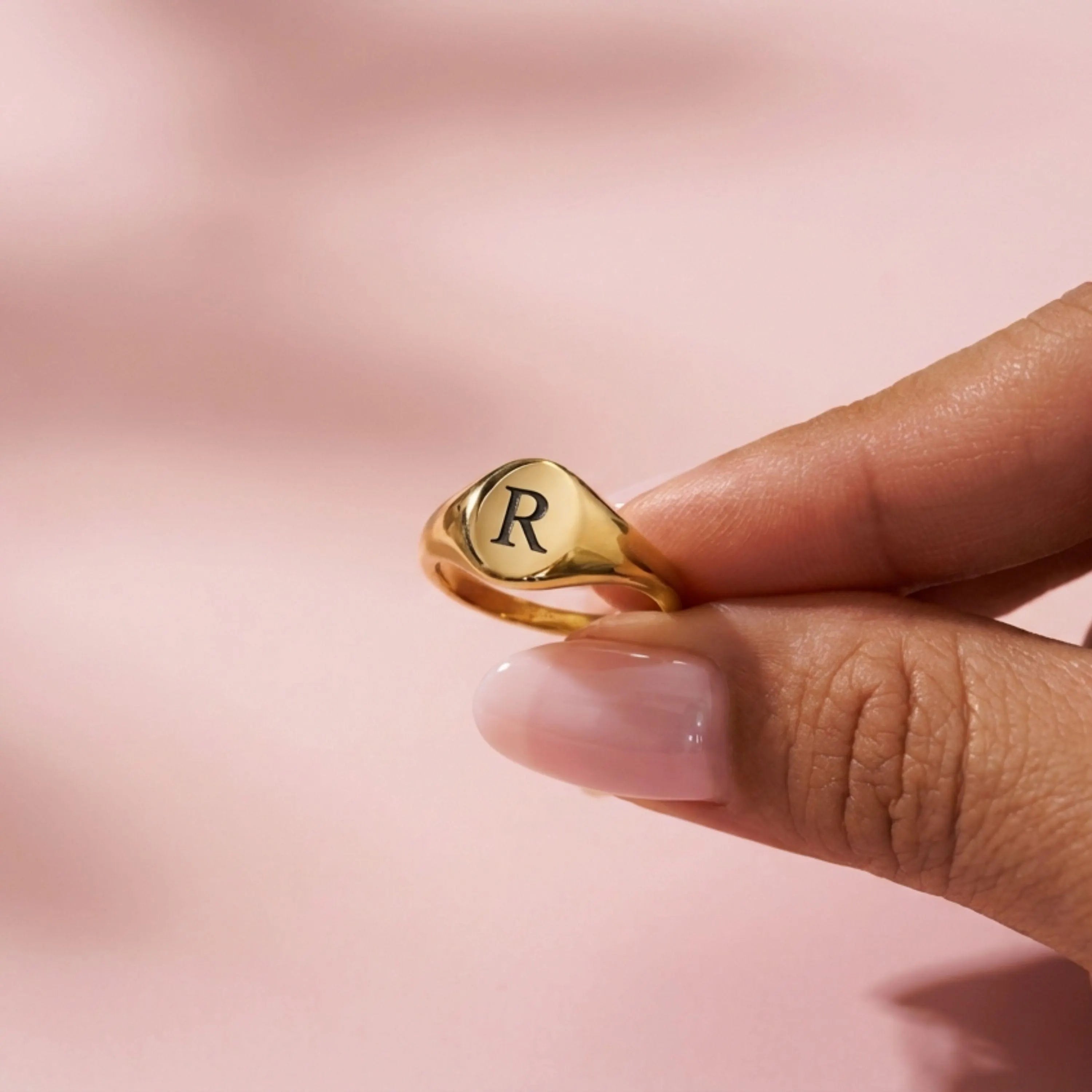 Bague ovale gravée d’une initiale — vue 5